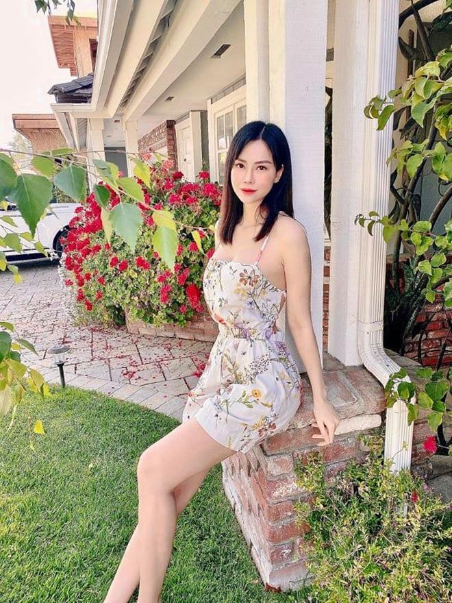 Người đẹp quê Bắc Ninh làm dâu tỷ phú Hoàng Kiều tạo dáng giản đơn bên xế sang gây sốt MXH