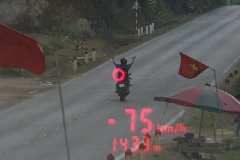 Xử phạt thanh niên buông 2 tay, điều khiển xe máy với tốc độ 75km/h trên quốc lộ
