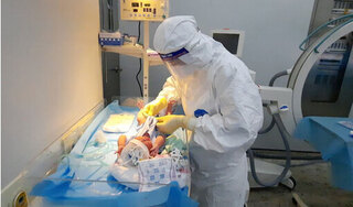 Hai thai phụ mắc COVID-19 sinh con an toàn tại Bệnh viện Bệnh Nhiệt đới Trung ương
