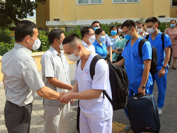 18 cán bộ y tế Hải Phòng cắt tóc gọn gàng lên đường chi viện Bắc Giang