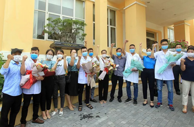 18 cán bộ y tế Hải Phòng cắt tóc gọn gàng lên đường chi viện Bắc Giang