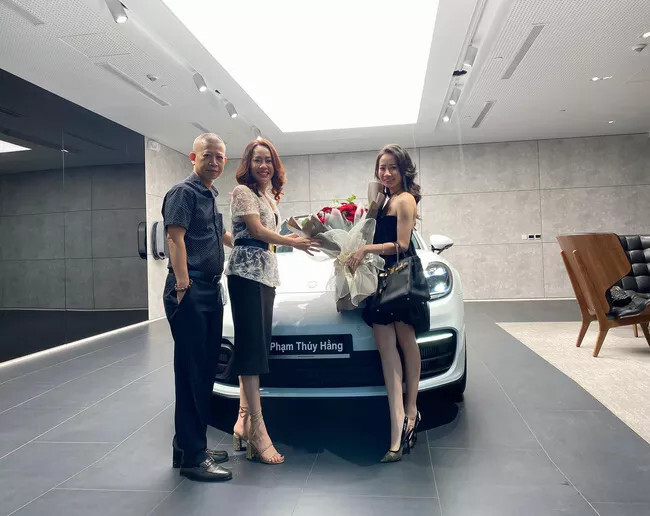 Nữ sinh Nghệ An gây choáng khi tốt nghiệp đại học được bố mẹ tặng siêu xe Porsche 8 tỷ đồng