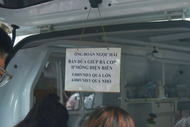 Ông Đoàn Ngọc Hải bán hết xe hoa quả sau 15 phút, “lãi” hơn 4 triệu đồng