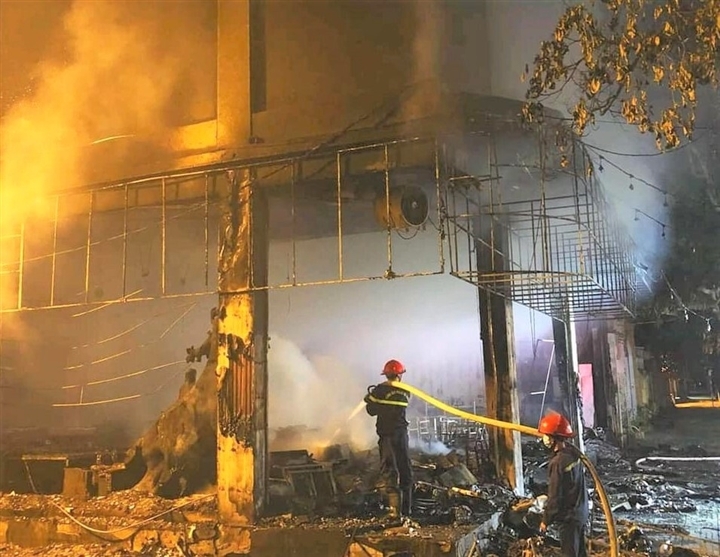 Phòng trà bốc cháy dữ dội trong đêm, 6 người tử vong