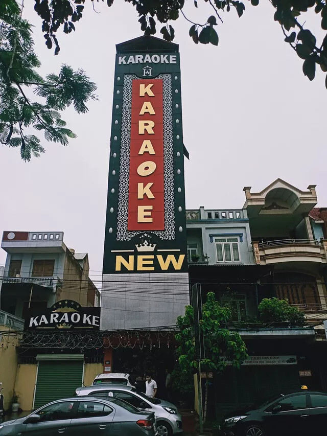 Bất chấp lệnh cấm, 1 quán karaoke bị thu hồi giấy phép hoạt động