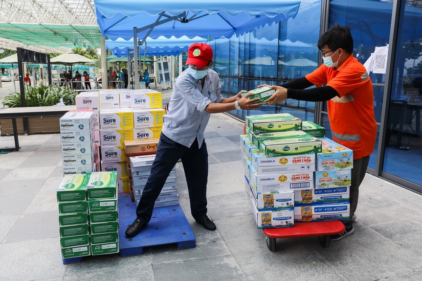 Hàng ngàn món quà dinh dưỡng từ Vinamilk gửi tặng đến các y bác sĩ, người thân trong ngày gia đình Việt Nam