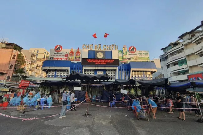 Phong tỏa một phần chợ Bà Chiểu, tạm đóng cửa chợ Bình Tiên, Hòa Hưng và một loạt chợ truyền thống