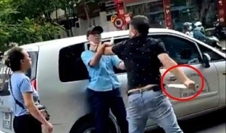 Phụ xe buýt kể lại phút bị tài xế xe con túm cổ, cầm dao đe doạ