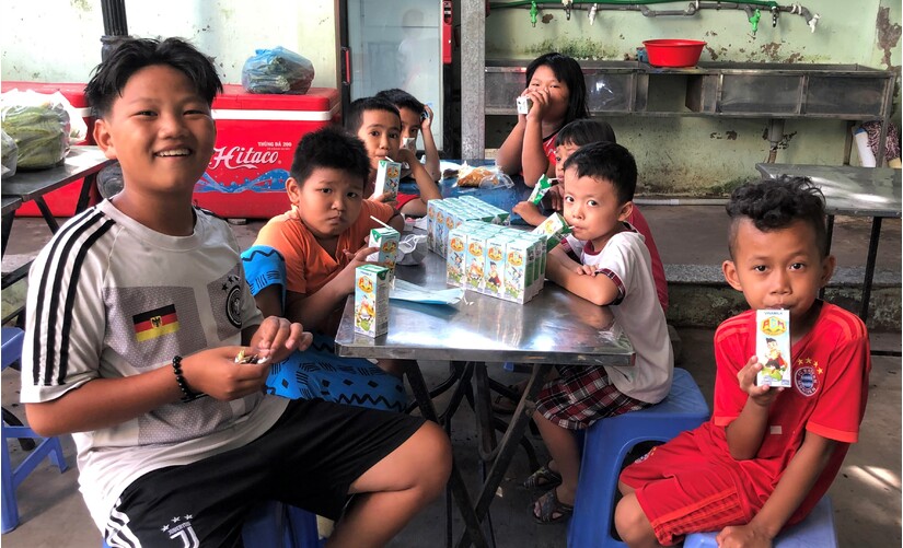 Quỹ sữa Vươn cao Việt Nam mang lại nụ cười hạnh phúc cho trẻ thơ trong mùa dịch