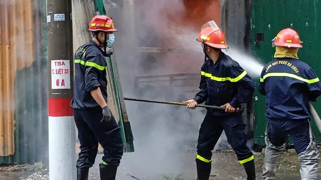 Cháy lớn kho hàng điện tử ở Hà Nội trong ngày đầu giãn cách xã hội