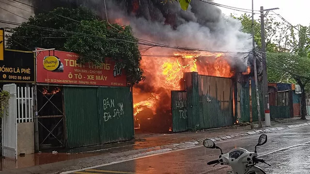 Cháy lớn kho hàng điện tử ở Hà Nội trong ngày đầu giãn cách xã hội