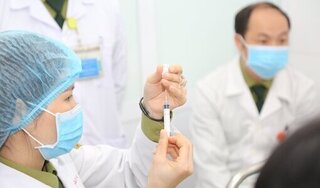 Nữ cán bộ phường 'ưu ái' đưa 4 người thân tiêm vắc xin Covid-19