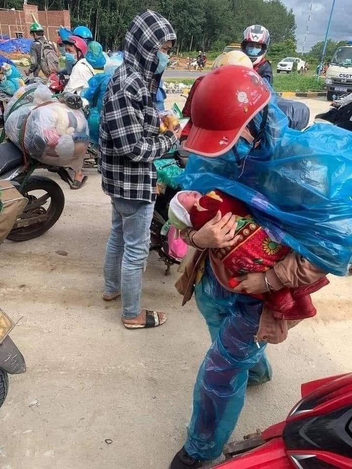 Bé 10 ngày tuổi theo bố mẹ đi xe máy từ Bình Dương về Nghệ An, con còn nhỏ nhưng vợ chồng tôi hết cách rồi