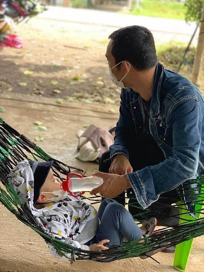 Người bố tiết lộ lý do một mình địu con nhỏ trước bụng chạy xe máy từ Đồng Nai về Hà Tĩnh