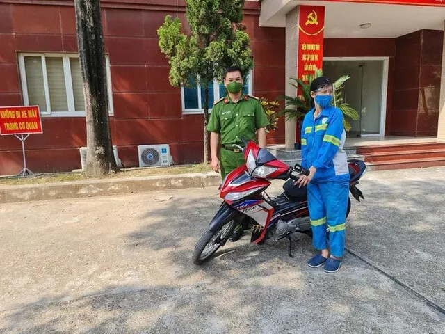 Nữ công nhân môi trường bị cướp trong đêm được tặng xe máy mới