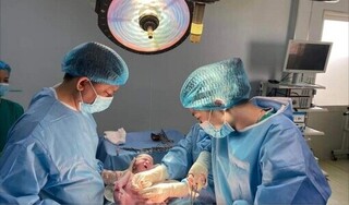 Sự thật câu chuyện bác sĩ 'nhường máy thở của ba mẹ để cứu sản phụ song thai'