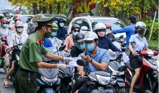 Ở Hà Nội, người ra đường phải trình thêm lịch trực, lịch làm việc: Coi chừng phản tác dụng!