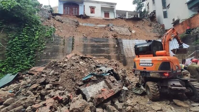 Sạt lở đất kinh hoàng ở Quảng Ninh khiến 4 công nhân bị vùi lấp