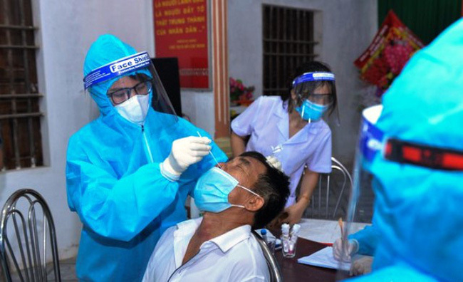 Ho sốt, 3 người ở Hà Nội đi khám phát hiện dương tính Covid-19