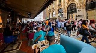 Không thể loại bỏ đại dịch, nhiều quốc gia học cách sống chung với Covid-19