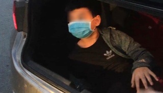 Bé trai 12 tuổi được giấu trong cốp xe, đưa từ Hà Nội về Thái Bình để kịp đi học