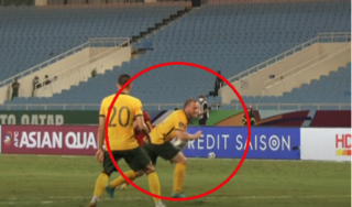 Vì sao trọng tài Qatar không thổi Penalty tuyển Australia?