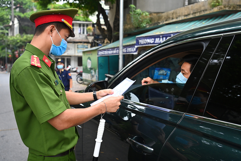 Hà Nội cho phép người dân tiếp tục sử dụng giấy đi đường cũ