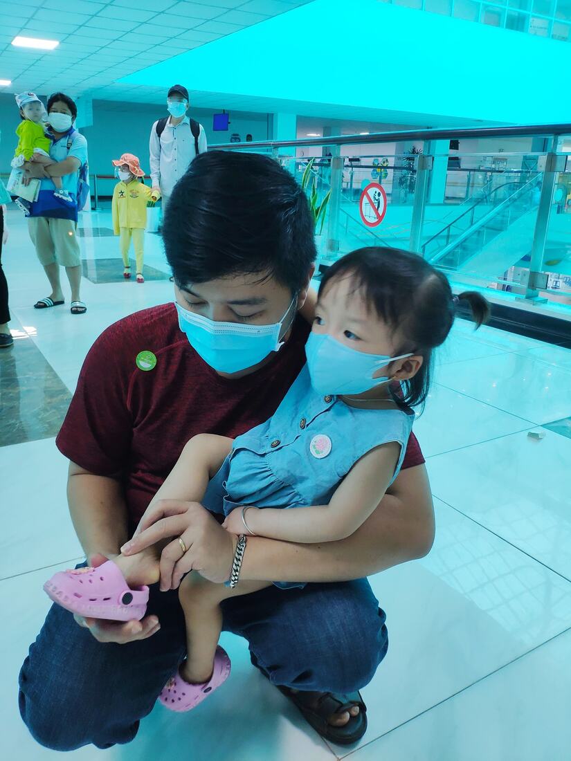 Trúc Nhi - Diệu Nhi cực đáng yêu trong ngày đi tiêm chủng vaccine