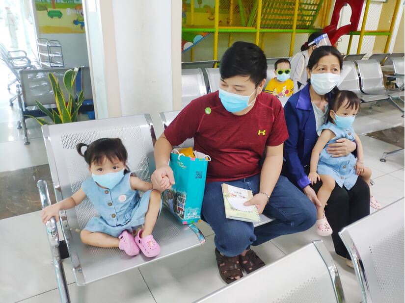 Trúc Nhi - Diệu Nhi cực đáng yêu trong ngày đi tiêm chủng vaccine