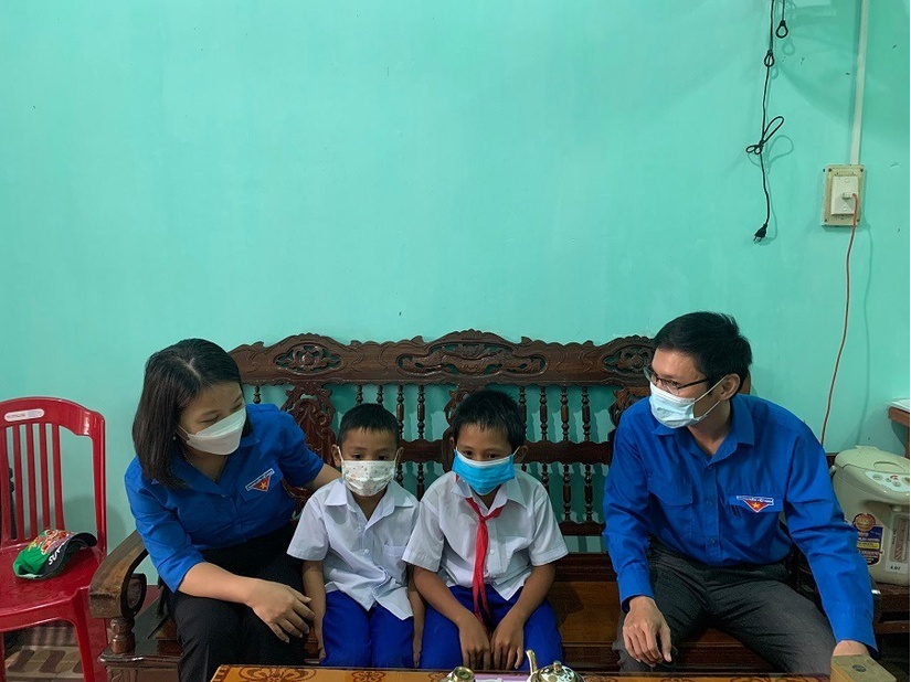 2 học sinh tiểu học ở Quảng Trị được tặng huy hiệu Tuổi trẻ dũng cảm 