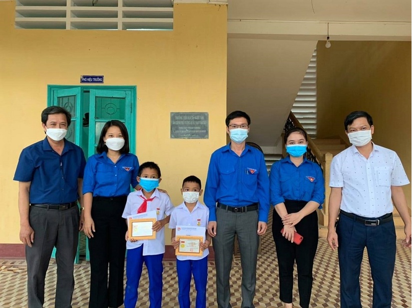 2 học sinh tiểu học ở Quảng Trị được tặng huy hiệu Tuổi trẻ dũng cảm 