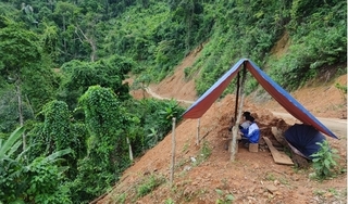 Học sinh dựng lều bên vách núi 
