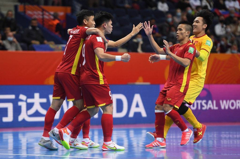 Cổ động viên quốc tế ngưỡng mộ màn trình diễn của tuyển futsal Việt Nam