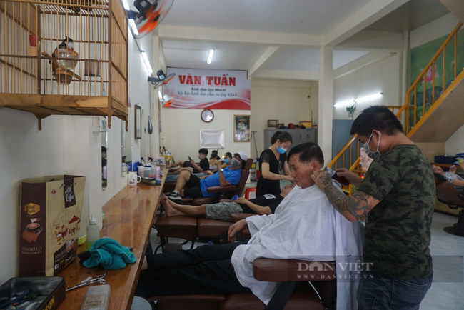 Các tiệm cắt tóc ở Đà Nẵng chật kín chỗ, người dân phải chờ hàng tiếng đồng hồ mới đến lượt