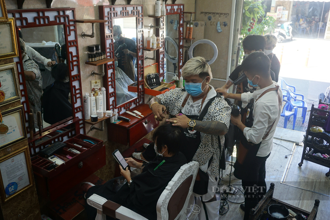 Các tiệm cắt tóc ở Đà Nẵng chật kín chỗ, người dân phải chờ hàng tiếng đồng hồ mới đến lượt