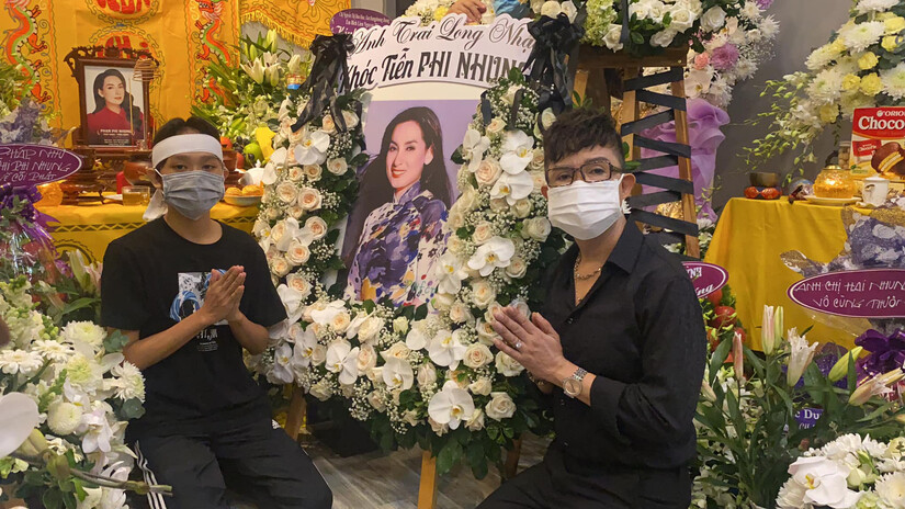 Nghẹn ngào đồng nghiệp gửi vòng hoa trắng viếng ca sĩ Phi Nhung