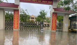 Hà Tĩnh: Hàng nghìn học sinh nghỉ học do mưa lũ