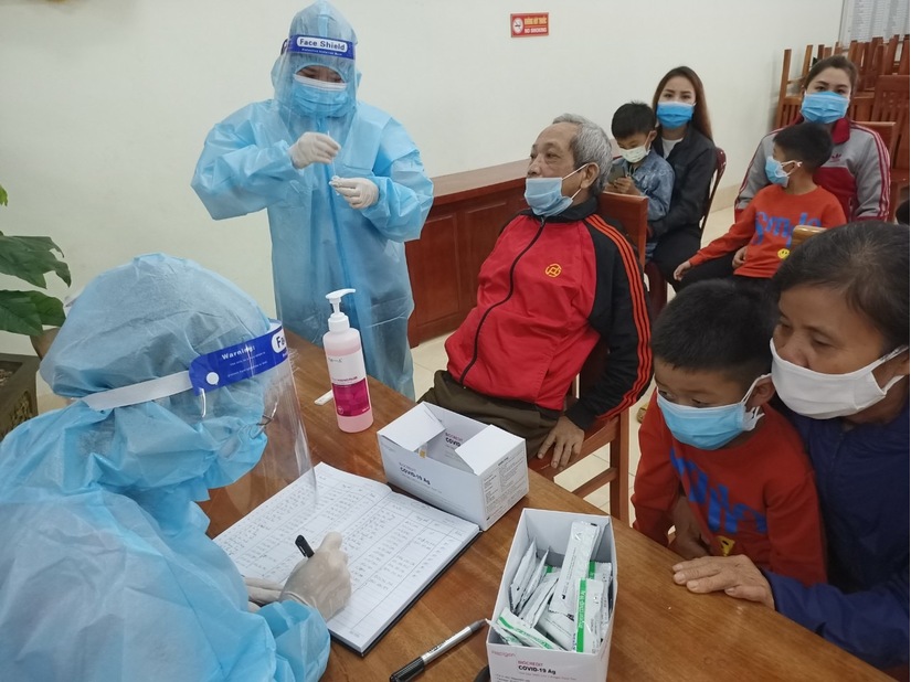 Gần 1500 giáo viên ở Phú Thọ tình nguyện tham gia lấy mẫu xét Covid-19