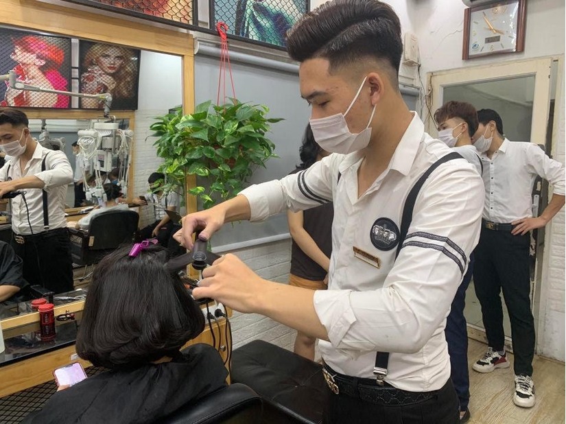 Hà Nội thông báo khẩn tìm người đến quán cắt tóc liên quan ca Covid-19 mới