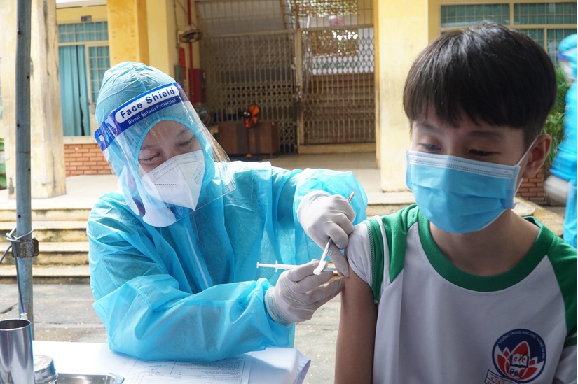Những hình ảnh tiêm vắc xin cho trẻ em tại điểm đầu tiên của TP.HCM
