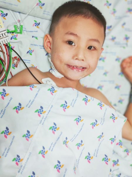 Nụ cười hồi sinh ngoạn mục của bé trai 8 tuổi bị biến chứng nặng hậu Covid-19