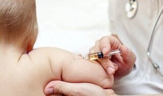 Tiêm nhầm vaccine Covid-19 cho 18 trẻ nhỏ từ 2 - 6 tháng tuổi ở Hà Nội