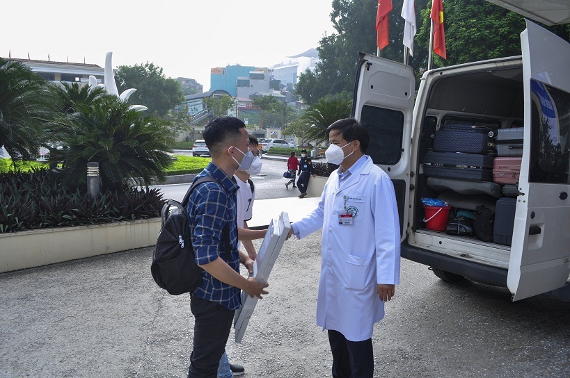 Cán bộ y, bác sỹ Bệnh viện Bạch Mai lên đường chi viện cho Tây Nguyên