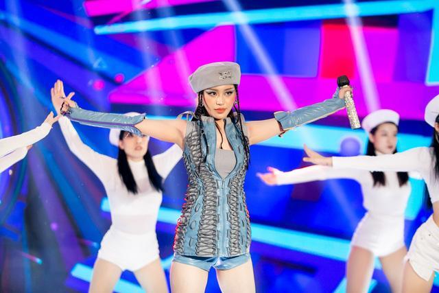 Bị chỉ trích phá nát ca khúc Cô gái mở đường, Han Sara nhận lỗi dàn sao Việt nói gì?