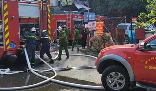 Hà Nội: Giải cứu 4 người bị kẹt trong đám cháy ở khu tập thể Thành Công 
