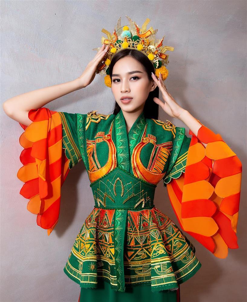 Hoa hậu Đỗ Thị Hà trải lòng khi bị chê múa dở, tay chân lóng ngóng