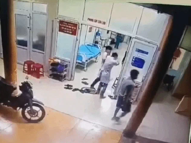 Nhân viên y tế bị người nhà bệnh nhân tấn công ngay tại phòng cấp cứu