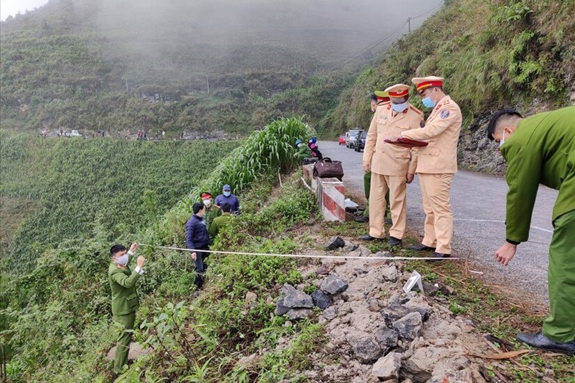 Ô tô mất lái lao xuống vực ở đèo Mã Pì Lèng khiến 3 người tử vong