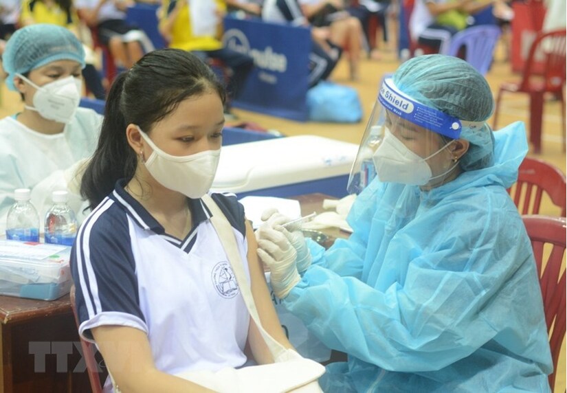 Ngày đầu tiên, Đà Nẵng tiêm vắc xin covid-19 cho học sinh lớp 8, 9
