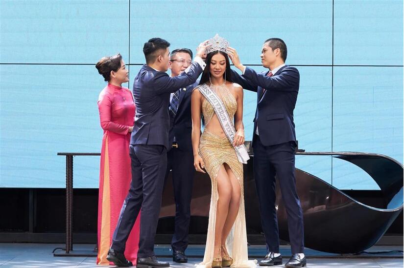 Á hậu Kim Duyên nhận vương miện trước ngày đi thi Miss Universe gây tranh cãi